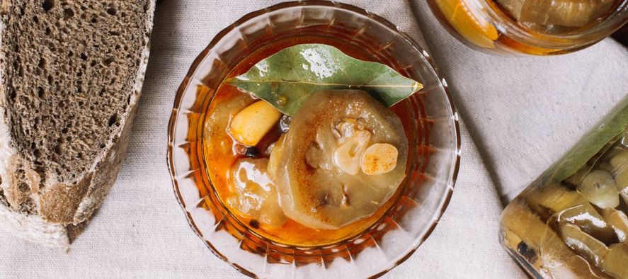 La Anmat prohibió la elaboración y la venta de varios alimentos en conserva como una marca de berenjenas en escabeche, chimichurri, pesto y salsa criolla, entre otros.