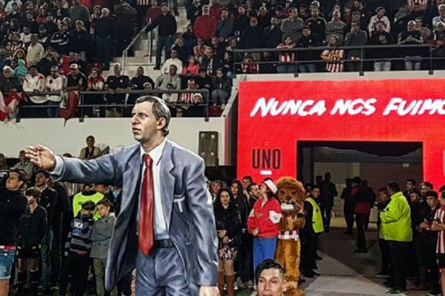 Puro fútbol: la estatua de Bilardo es un símbolo que sobrepasa la historia de Estudiantes y la vuelve de toda la gente que disfute el juego.