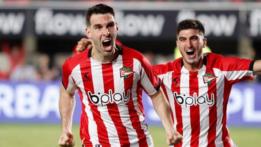 Mauro Boselli festejando un gol en Estudiantes junto a Gustavo Del Prete