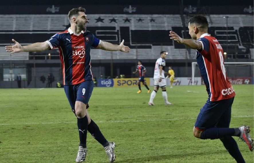 MAuro Boselli, ex delantero de Estudiantes, festejando un gol en Cerro Poerteño