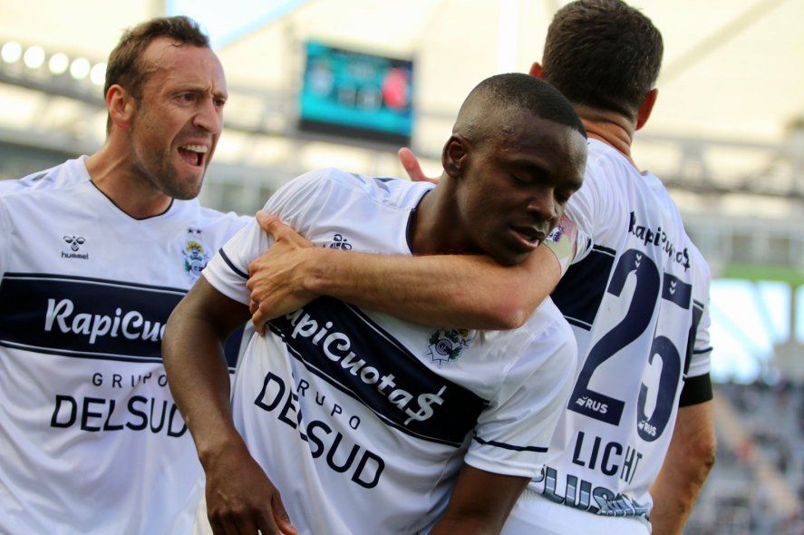 Johan Carbonero festeja su gol junto a Lucas Licht y Brahian Alemán