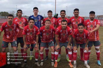Los once de Cambaceres frente a Argentino de Rosario.