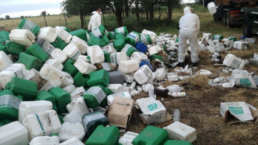 Bidones de agroquímicos descartados sin protocolos sanitarios