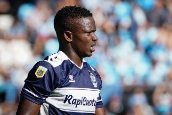Johan Carbonero en acción con la camiseta de Gimnasia (Foto: Prensa GELP).