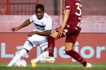 Johan Carbonero en acción en Gimnasia frente a Lanús.