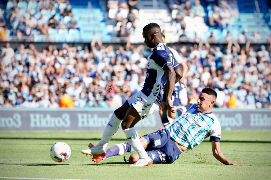 Una postal de Johan Carbonero en el partido entre Racing y Gimnasia. Fernando Gago lo quiere si o si.