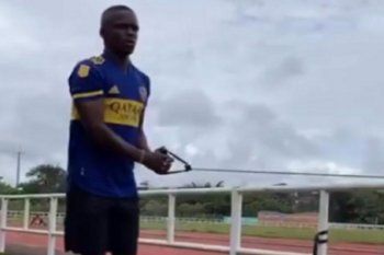 Johan Carbonero entrenando en Colombia con la camiseta de Boca