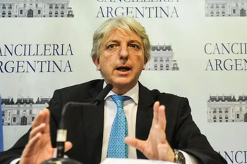 senado: piden citar al vicecanciller que habria firmado borracho un acuerdo con el reino unido