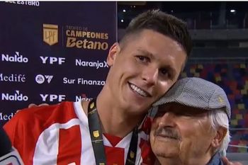 el emotivo abrazo de guido carrillo con su abuelo que emociono a todo estudiantes