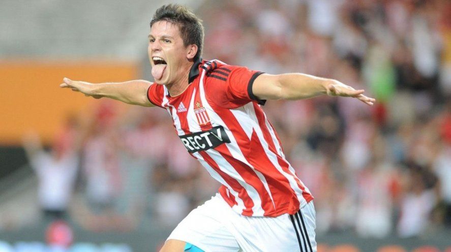 Guido Carrillo festejando uno de sus goles en Estudiantes.