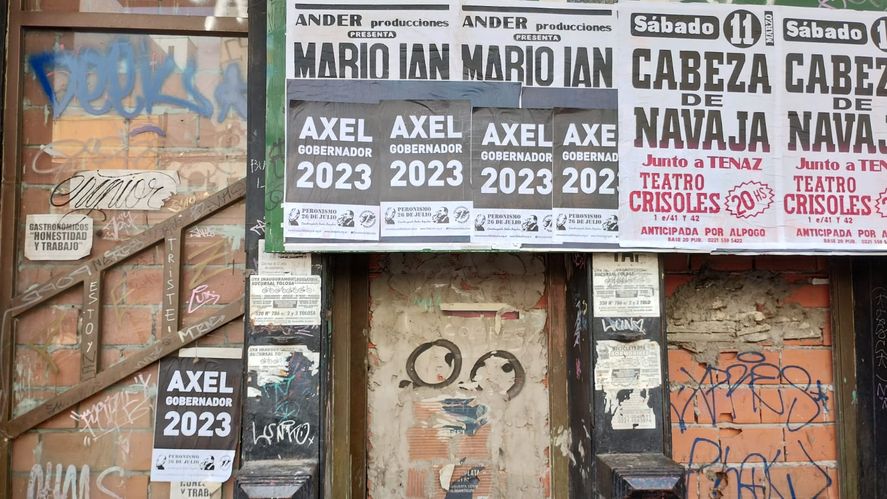 Carteles que piden por la reelección de Axel Kicillof aparecieron en inmediaciones a la Legislatura.