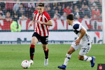 Manuel Castro lleva la pelota y Matías Melluso lo marca. Estudiantes y Gimnasia igualaron en UNO (Foto: prensa EDLP).