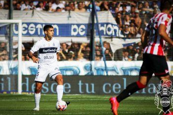 Cecchini en acción en el Clásico entre Gimnasia y Estudiantes.
