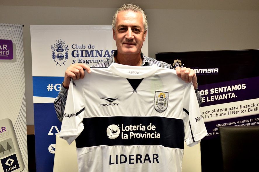 Alfaro el dia de la llegada a Gimnasia: de su mano Ecuador está a un paso de Qatar 2022.