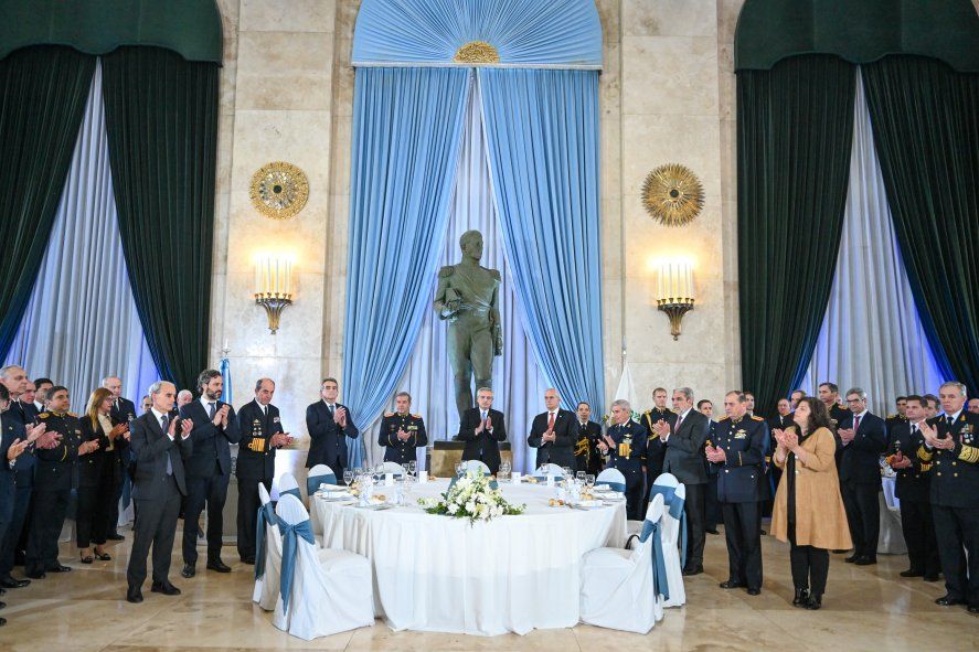 Alberto Fernández, junto a su círculo de funcionarios más cercanos, participó de la cena anual de Camaradería de las Fuerzas Armadas.