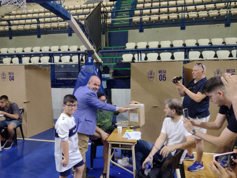 Julio Chaparro, candidato a presidente por Hacer Tripero, emitió su voto en Gimnasia