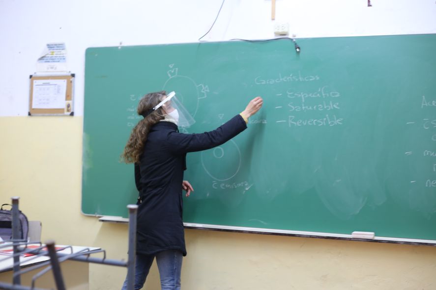 Docentes bonaerenses vacunados deberán volver a la presencialidad