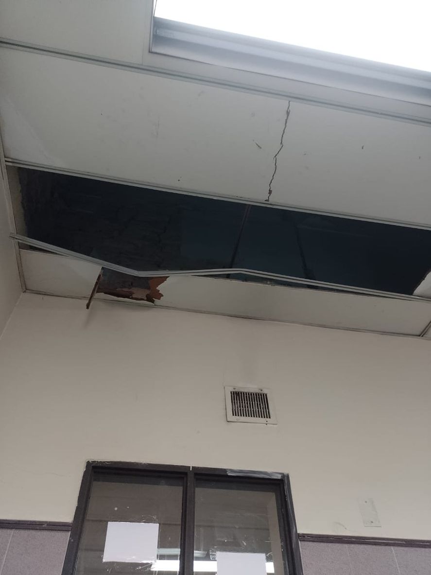 Ayer se derrumbó el techo de la escuela platense 