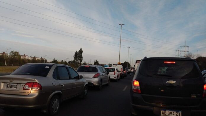 Corte total en la Autopista Buenos Aires - La Plata por una ...
