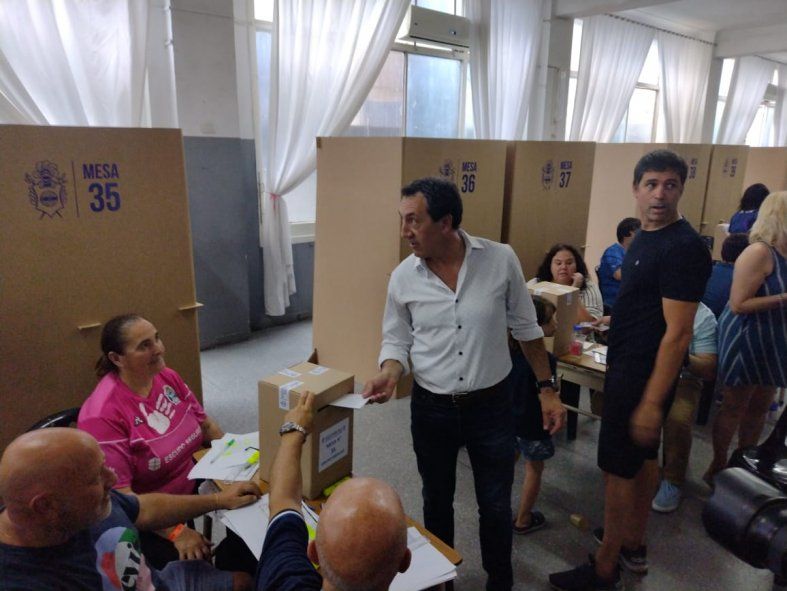 Mariano Cowen, candidato a presidente por Transformar Gimnasia, emitió su voto en la elección