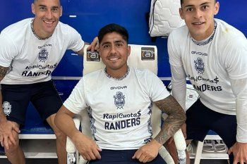 Cristian Tarragona, junto a Leonardo Morales y Ramón Sosa en la pretemporada de Gimnasia.