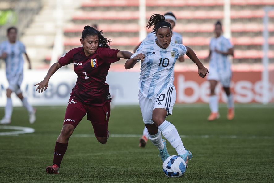 Dalila Ippolito, figura de Argentina, vio la roja en el final ante la impotencia de la eliminación.