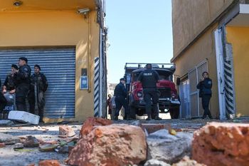 Postal del violento desalojo en una cooperativa de trabajo de Wilde﻿