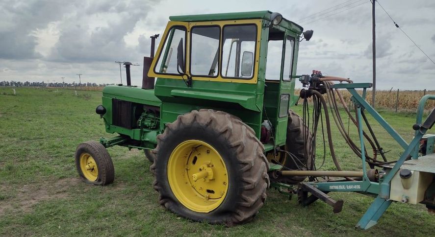 Por la descarga eléctrica se reventaron dos cubiertas grandes y una goma chica del tractor (Foto: La Voz del Pueblo)