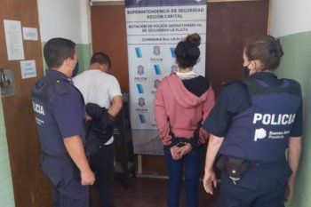 Un hombre y una mujer de 23 y 27 años, fueron detenidos trasasaltar con un destornillador a dos mujeres que caminaban en el Paseo del Bosque