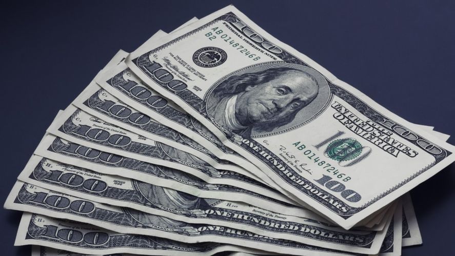 El valor del dólar oficial alcanzó los $107,25 para la compra y $113,25 para la venta, este viernes 4 de marzo.