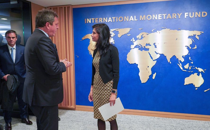 El ministro de Economía de la Nación, Sergio Massa, y la subdirectora Gerenta del Fondo Monetario Internacional (FMI), Gita Gopinath.