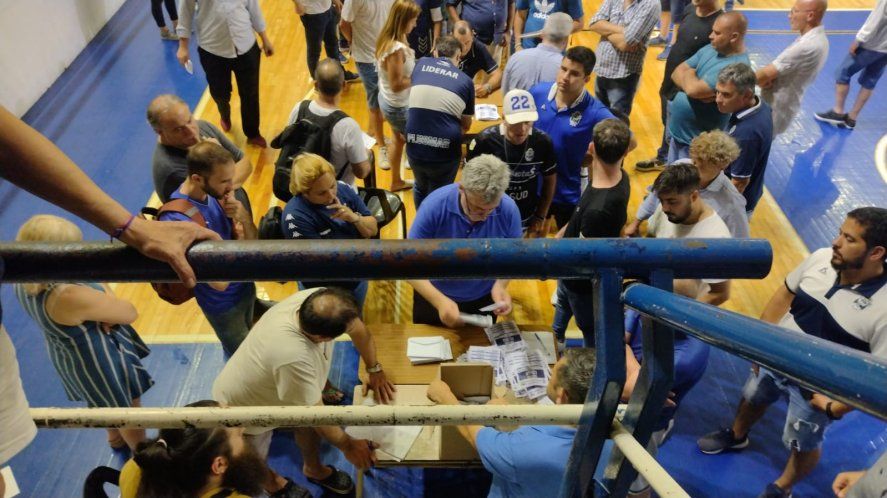 Mesa escrutada en las elecciones en Gimnasia