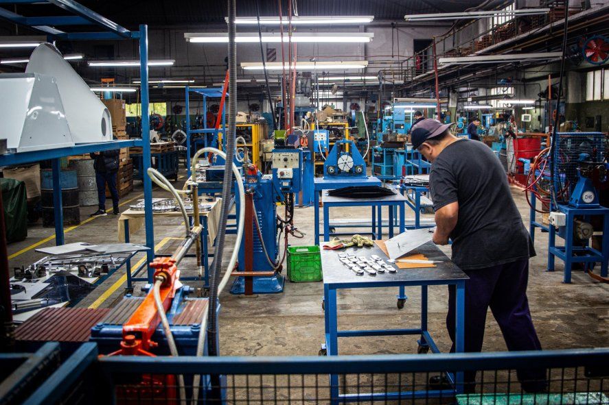 Fábricas argentinas a media máquina por la ola importadora 2 Fábricas de metalúrgia: el uso de capacidad instalada apenas alcanzó el 44%.