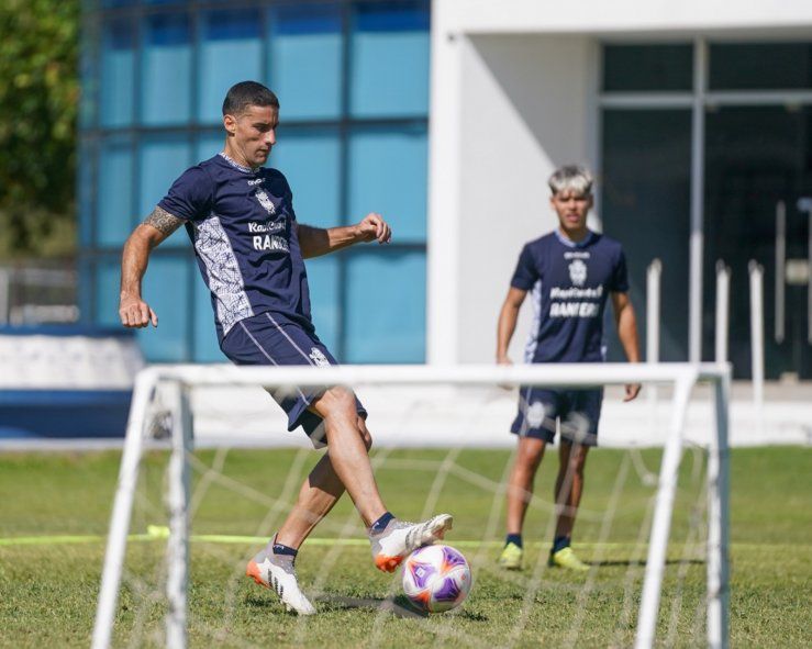 Leonardo Morales y Benja Domínguez en una práctica de Gimnasia. (Foto: prensa GELP)