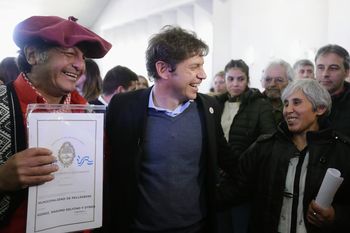 Axel Kicillof entregó escrituras en Pellegrini y Salliqueló