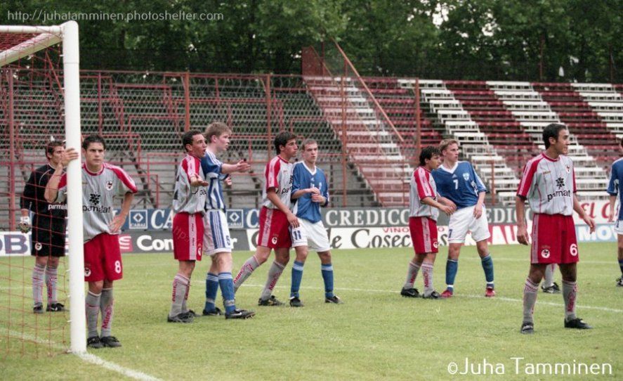 Estudiantes y Finlandia, en acción en el viejo estadio de madera.