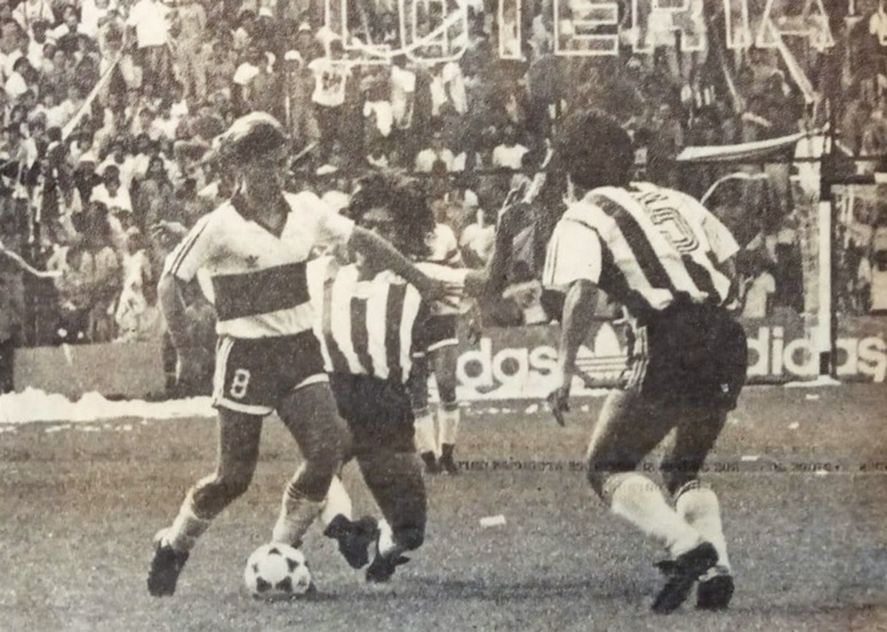 Guillermo Guendulain, Roberto Trotta y Juan Carlos Ramírez en el Estudiantes 0-0 Gimnasia de 1989.