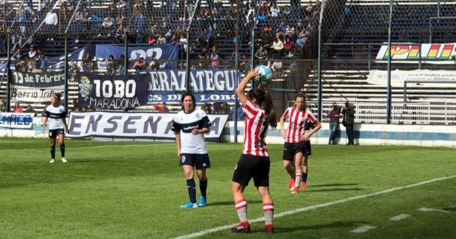 Una postal del último clásico entre Gimnasia y Estudiantes en fútbol femenino.