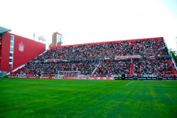 Los hinchas de Estudiantes esperan con ansias volver a copar UNO.