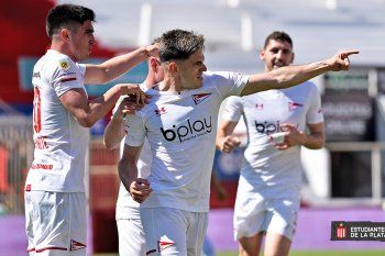 Manuel Castro festeja el primer gol de Estudiantes frente a Unión.