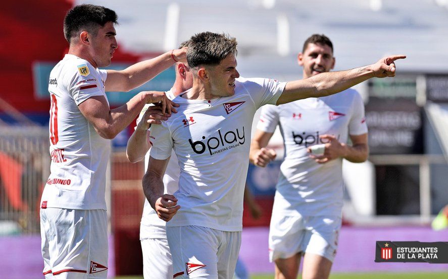 Manuel Castro festeja el primer gol de Estudiantes frente a Unión.