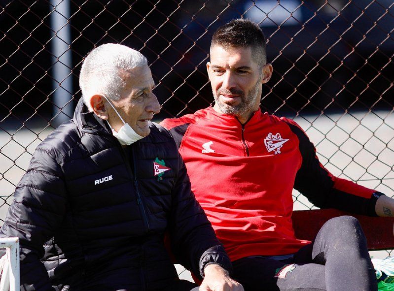 Mariano Andújar y Juan Ramón Verón dialogando en City Bell en el entrenamiento de Estudiantes (Prensa EDLP)