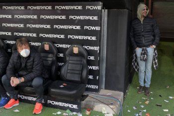Juan Sebastián Verón viendo el clásico platense entre Estudiantes y Gimnasia en el estadio UNO cerca de Ricardo Zielinski