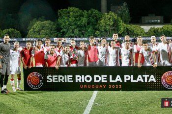 Plantel de Estudiantes que disputó amistosos en Uruguay (Prensa EDLP)