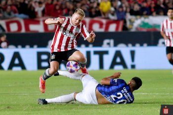 Santiago Ascacibar en Estudiantes ante Atlético Tucumán por la Liga Profesional (Foto: Prensa EDLP)