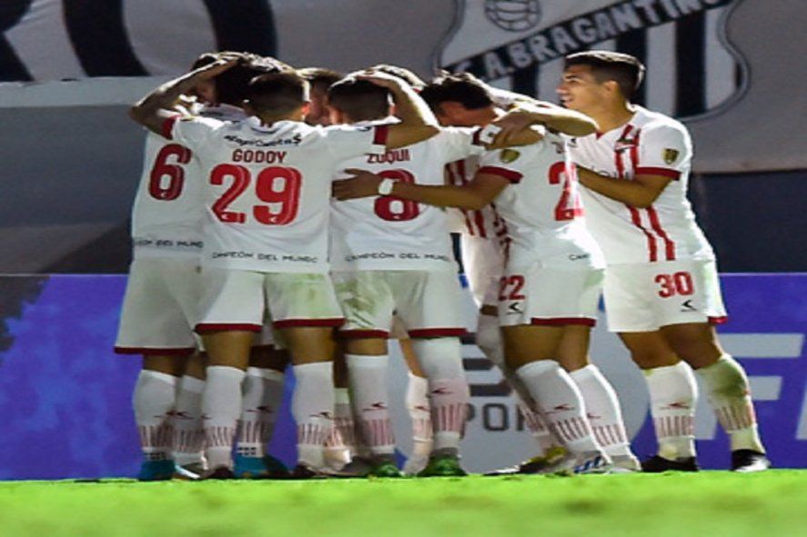 Los jugadores de Estudiantes festejan la victoria en Brasil ante Bragantino por Copa Libertadores (Prensa EDLP)