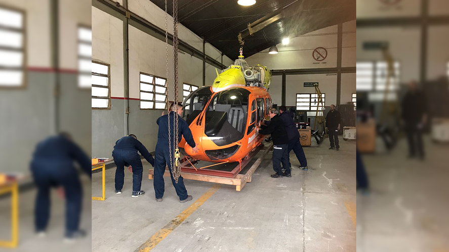 Así está hoy el Eurocopter E145 que compró Daniel Scioli: Aún conserva el ploteo naranja, y lo desarmaron para llevar a reparar a Estados Unidos.