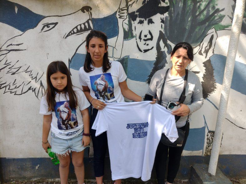 Familia de César Regueiro pidiendo justicia en la cancha de Gimnasia
