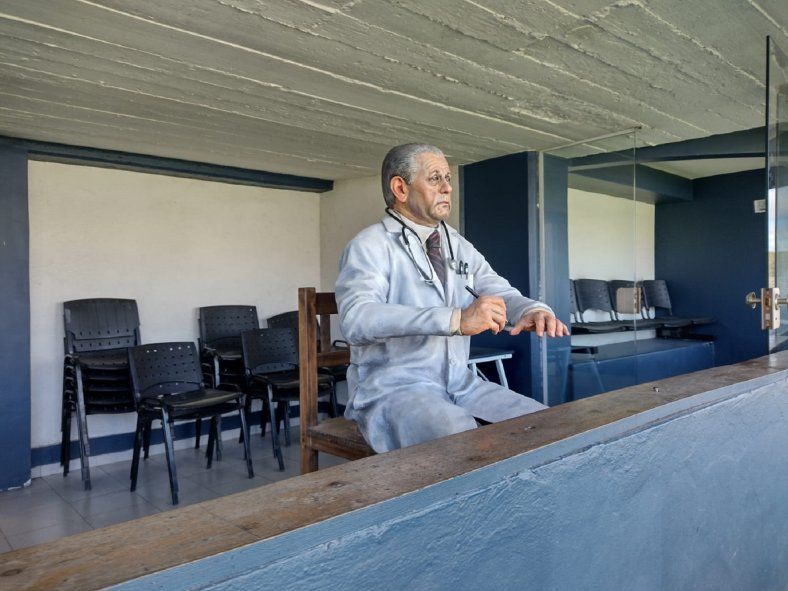 La estatua de René Favaloro en la cancha de Gimnasia