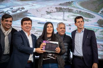 Fernando Espinoza entrega una de las más de 4.000 tablets.